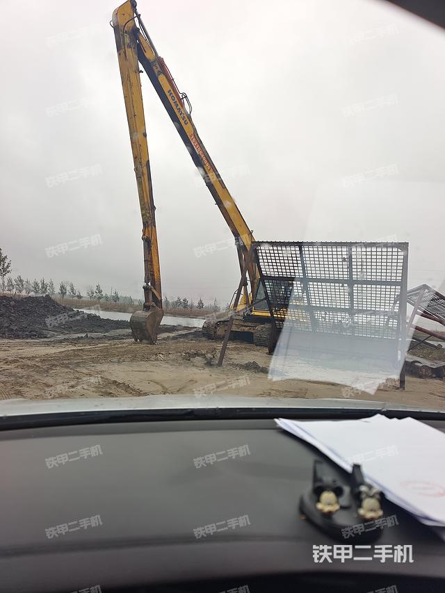 回轉(zhuǎn)馬達和主控閥(整機外觀) 回轉(zhuǎn)馬達和主控閥(整機外觀)