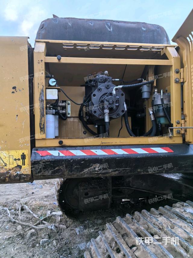 液壓泵艙室正面整體(整機(jī)外觀) 液壓泵艙室正面整體(整機(jī)外觀)
