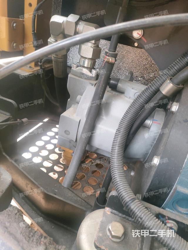 液壓泵艙室正面整體(整機(jī)外觀) 液壓泵艙室正面整體(整機(jī)外觀)