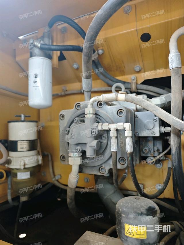 液壓泵艙室正面整體(整機(jī)外觀) 液壓泵艙室正面整體(整機(jī)外觀)