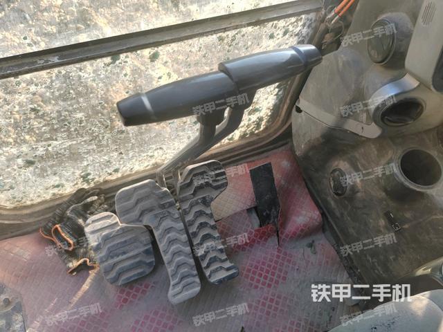 行走控制手柄和踏板?俯拍(駕駛室部分) 行走控制手柄和踏板?俯拍(駕駛室部分)