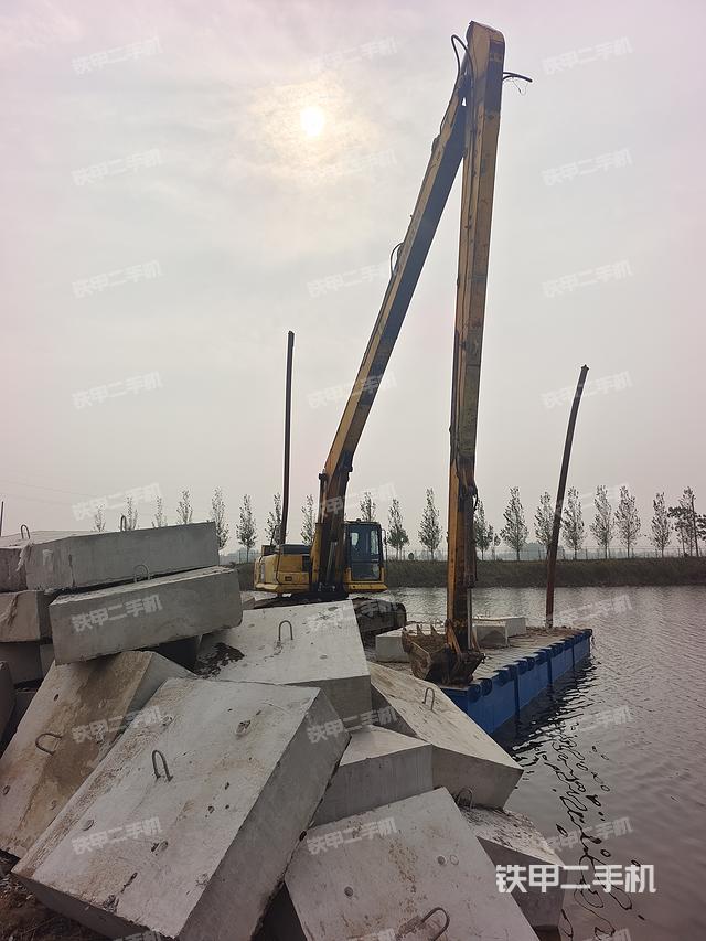 液壓泵艙室正面整體(整機外觀) 液壓泵艙室正面整體(整機外觀)