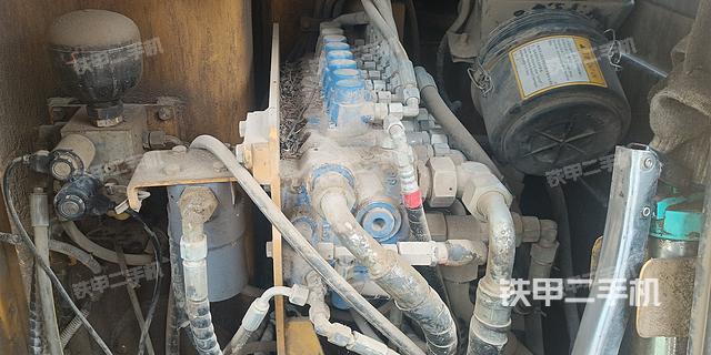 回轉(zhuǎn)馬達(dá)和主控閥（整機外觀）