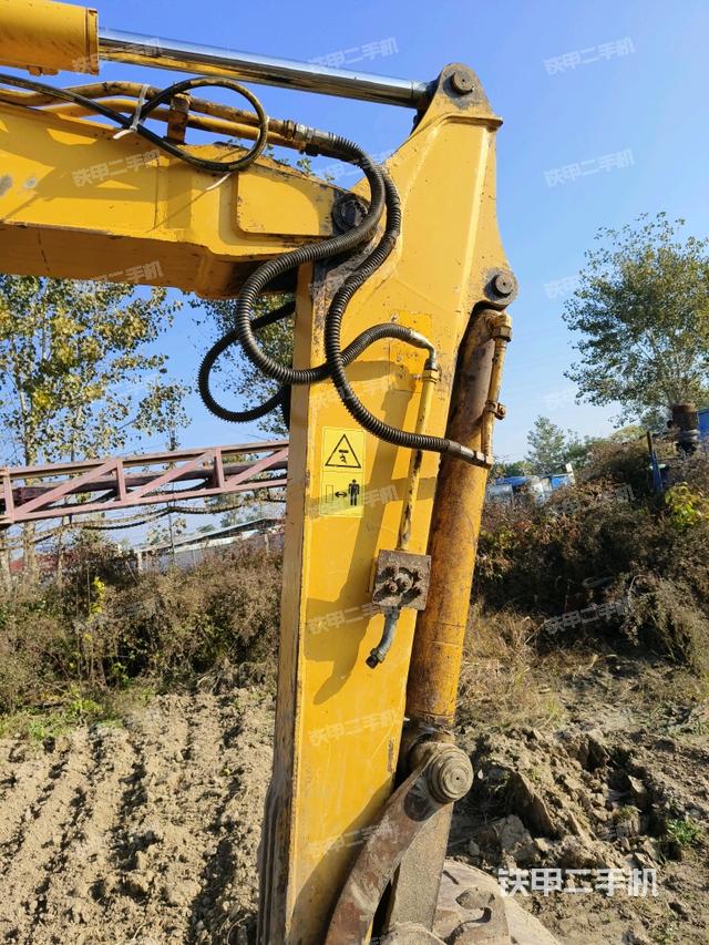 鏟斗右后整體(工作和回轉(zhuǎn)裝置) 鏟斗右后整體(工作和回轉(zhuǎn)裝置)