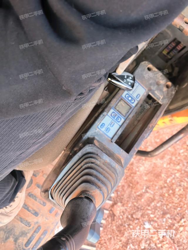 行走控制手柄和踏板?俯拍（駕駛室部分）