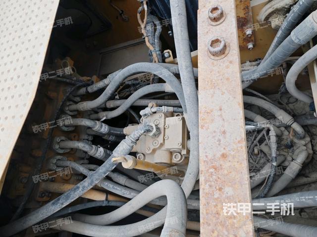 回轉(zhuǎn)馬達(dá)和主控閥（整機(jī)外觀）