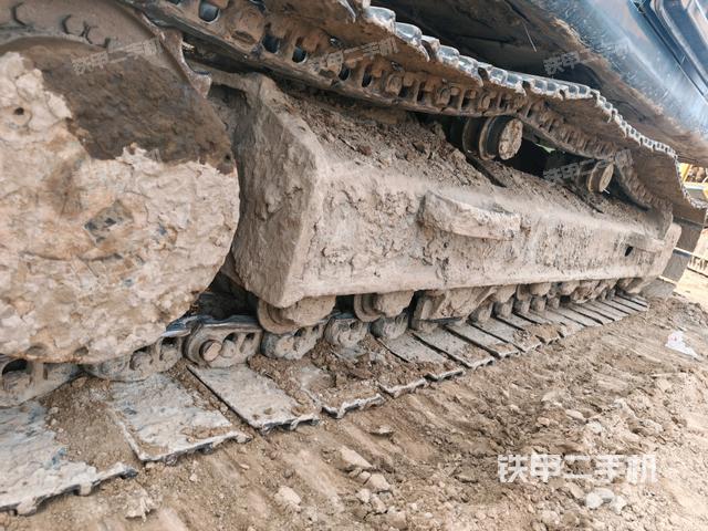 單側(cè)履帶整體(整機(jī)外觀) 單側(cè)履帶整體(整機(jī)外觀)