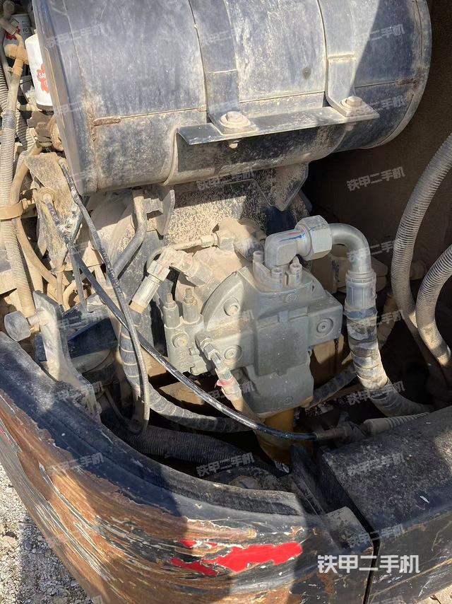 液壓泵艙室正面整體(整機外觀) 液壓泵艙室正面整體(整機外觀)