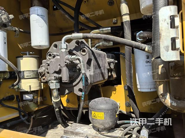 液壓泵艙室正面整體（整機外觀）