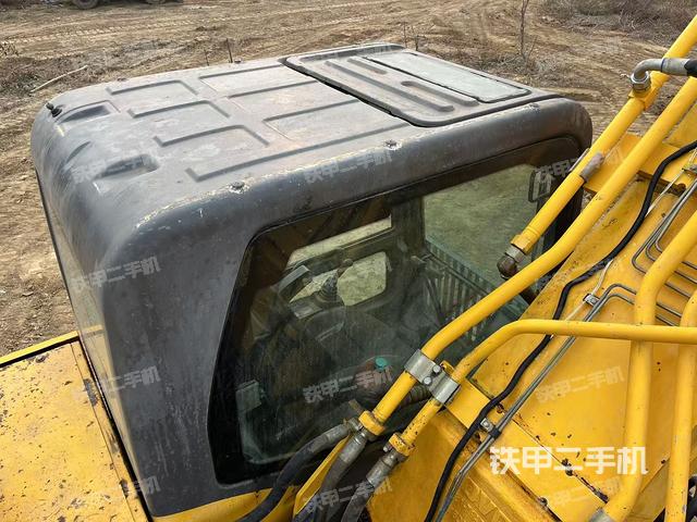 駕駛室頂部(整機(jī)外觀) 駕駛室頂部(整機(jī)外觀)