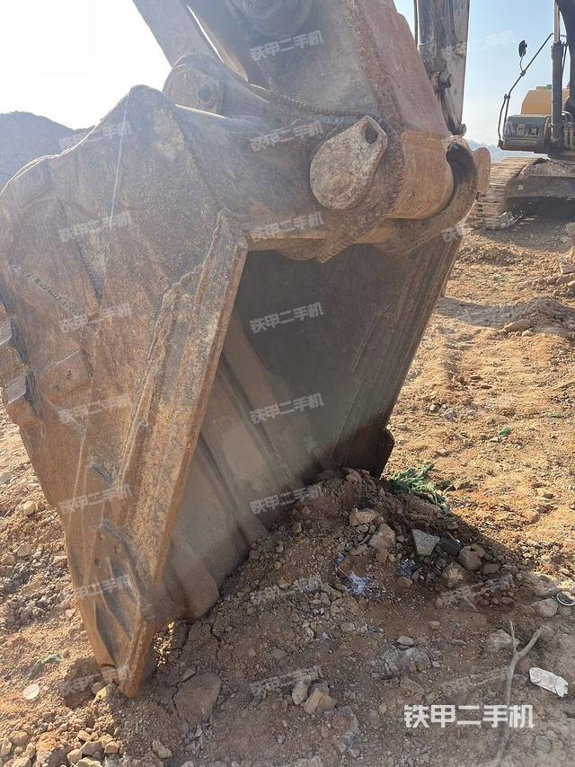 鏟斗右后整體(工作和回轉(zhuǎn)裝置) 鏟斗右后整體(工作和回轉(zhuǎn)裝置)