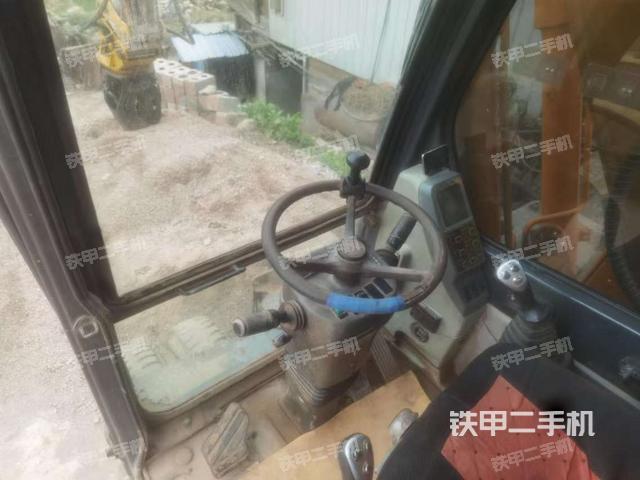 駕駛室頂部(整機(jī)外觀) 駕駛室頂部(整機(jī)外觀)