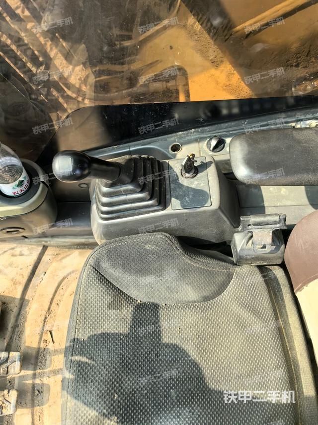 座椅右側(cè)控制臺/鑰匙門/油門/含右手柄（駕駛室部分）