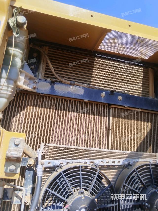 散熱器正面(大件艙室) 散熱器正面(大件艙室)