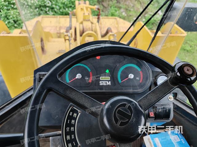 駕駛室操作臺(tái)(整機(jī)外觀及大件) 駕駛室操作臺(tái)(整機(jī)外觀及大件)
