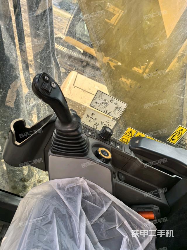 座椅右側(cè)控制臺(tái)/鑰匙門(mén)/油門(mén)/含右手柄（駕駛室部分）