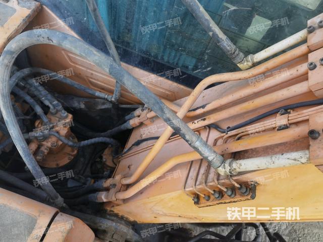 鏟斗右后整體(工作和回轉(zhuǎn)裝置) 鏟斗右后整體(工作和回轉(zhuǎn)裝置)