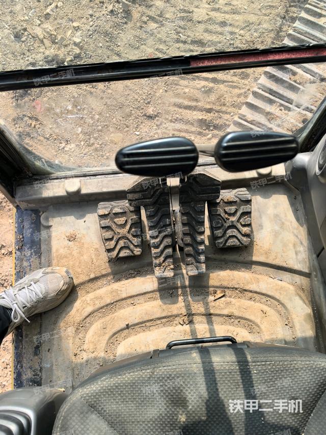 行走控制手柄和踏板?俯拍（駕駛室部分）