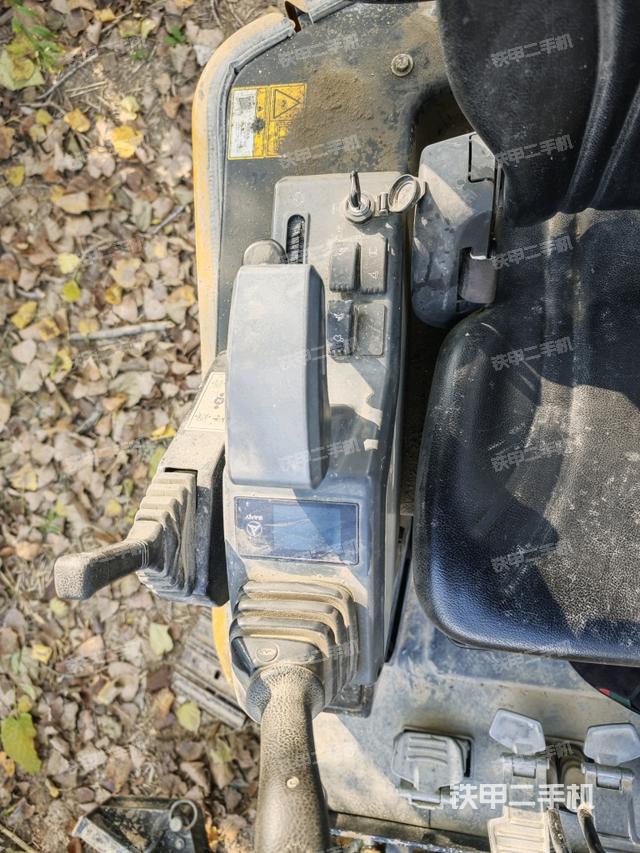 座椅右側(cè)控制臺(tái)/鑰匙門/油門/含右手柄（駕駛室部分）