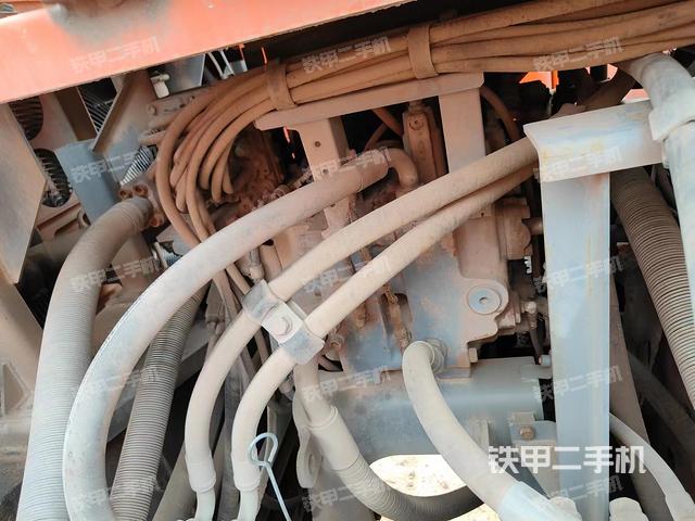 回轉(zhuǎn)馬達(dá)和主控閥(整機(jī)外觀) 回轉(zhuǎn)馬達(dá)和主控閥(整機(jī)外觀)