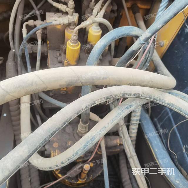 回轉(zhuǎn)馬達(dá)和主控閥(整機(jī)外觀) 回轉(zhuǎn)馬達(dá)和主控閥(整機(jī)外觀)
