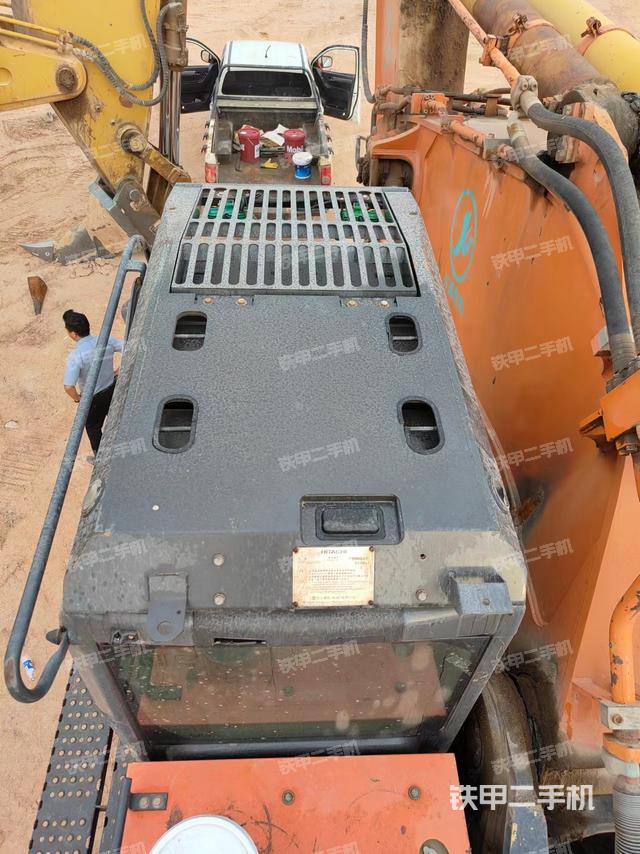 駕駛室頂部(整機(jī)外觀) 駕駛室頂部(整機(jī)外觀)