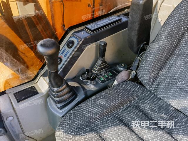 座椅右側(cè)控制臺(tái)/鑰匙門/油門/含右手柄（駕駛室部分）