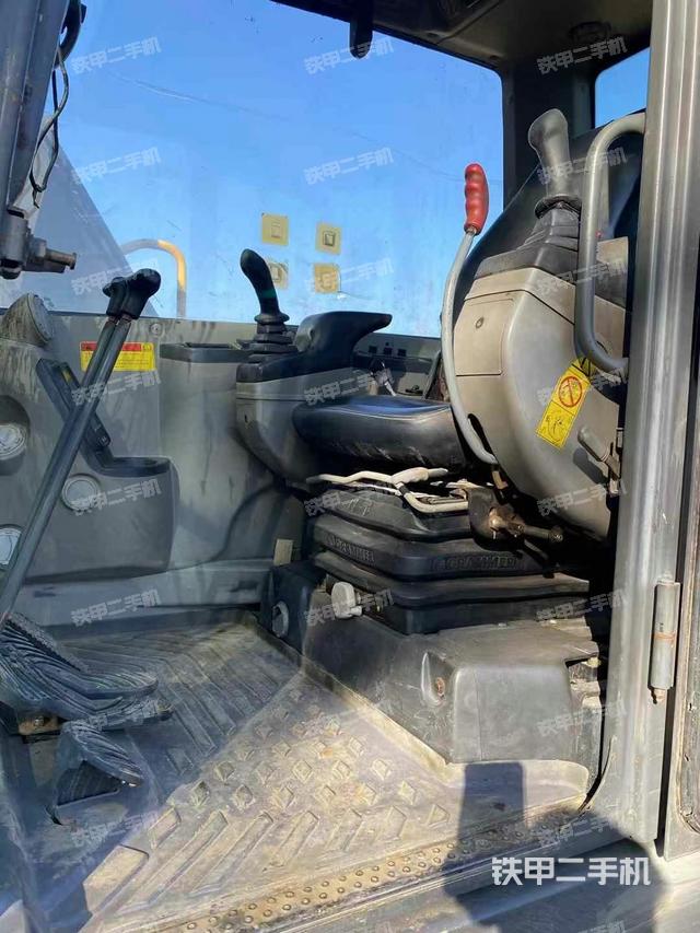 駕駛室整體(整機(jī)外觀) 駕駛室整體(整機(jī)外觀)