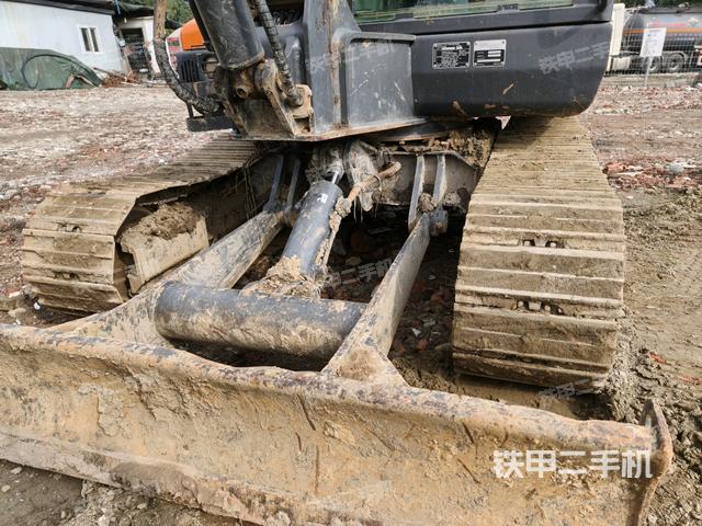 轉(zhuǎn)盤和下車架正前(工作和回轉(zhuǎn)裝置) 轉(zhuǎn)盤和下車架正前(工作和回轉(zhuǎn)裝置)