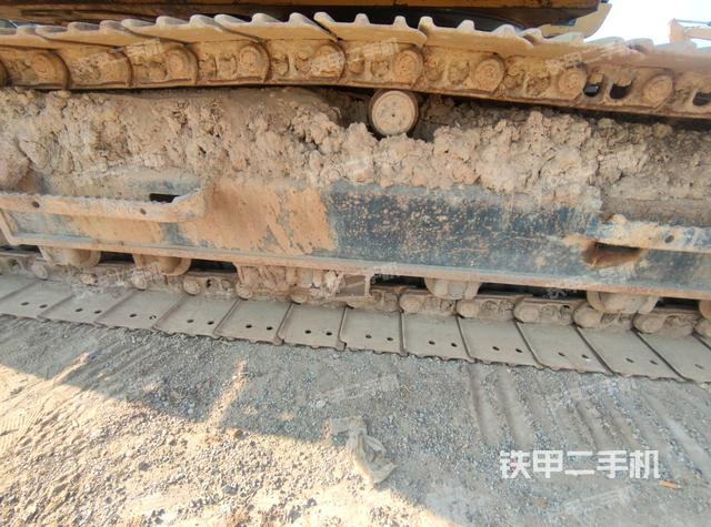 單側(cè)履帶整體(整機(jī)外觀) 單側(cè)履帶整體(整機(jī)外觀)