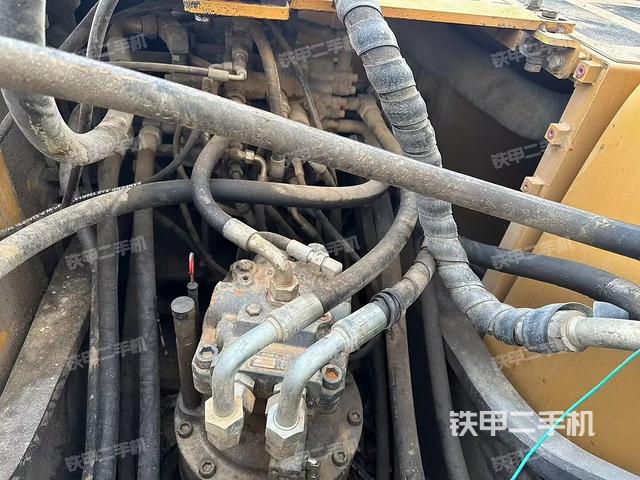 回轉(zhuǎn)馬達(dá)和主控閥(整機(jī)外觀) 回轉(zhuǎn)馬達(dá)和主控閥(整機(jī)外觀)