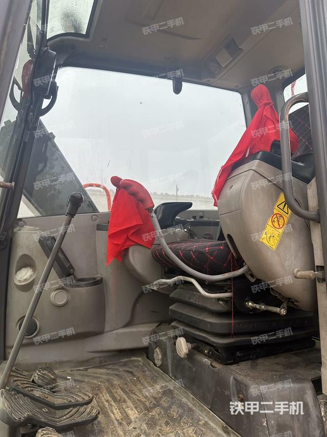 駕駛室頂部（整機外觀）