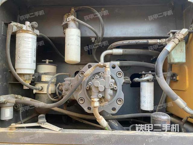 液壓泵艙室正面整體(整機外觀) 液壓泵艙室正面整體(整機外觀)