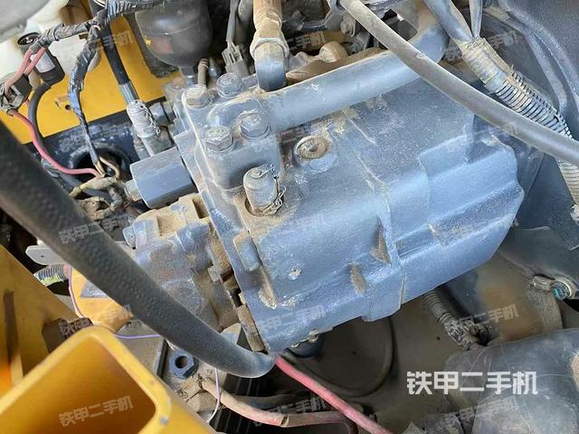 液壓泵艙室正面整體(整機(jī)外觀) 液壓泵艙室正面整體(整機(jī)外觀)