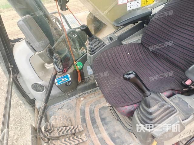 座椅右側(cè)控制臺/鑰匙門/油門/含右手柄（駕駛室部分）