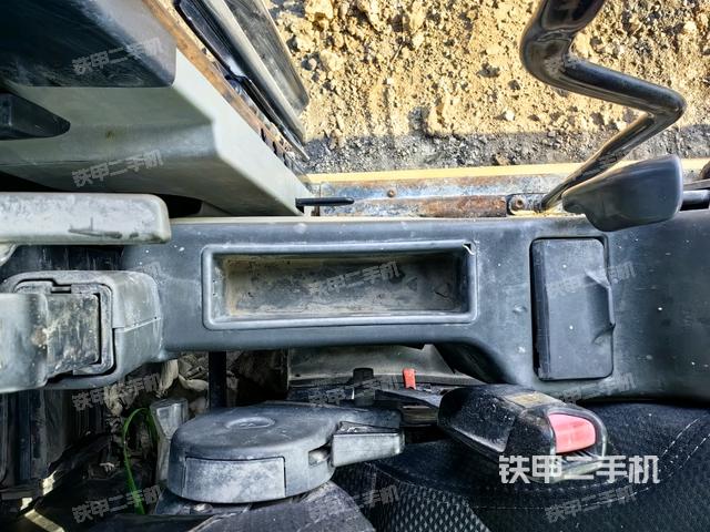 座椅左側(cè)控制臺/音響/含左手柄(駕駛室部分) 座椅左側(cè)控制臺/音響/含左手柄(駕駛室部分)