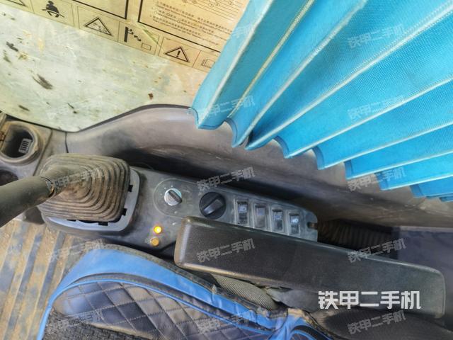 行走控制手柄和踏板?俯拍(駕駛室部分) 行走控制手柄和踏板?俯拍(駕駛室部分)