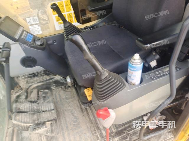 行走控制手柄和踏板?俯拍（駕駛室部分）