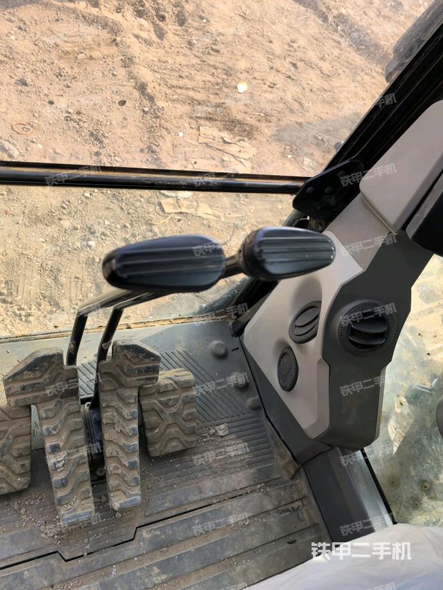 行走控制手柄和踏板?俯拍（駕駛室部分）