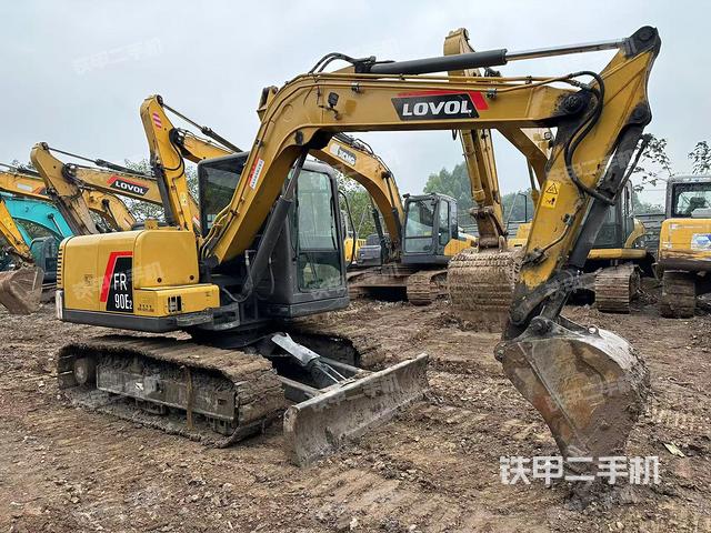 駕駛室頂部(整機(jī)外觀) 駕駛室頂部(整機(jī)外觀)