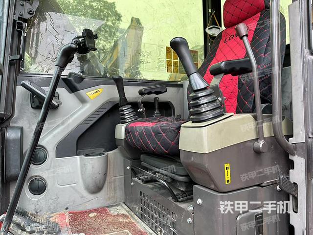 駕駛室整體(整機(jī)外觀) 駕駛室整體(整機(jī)外觀)