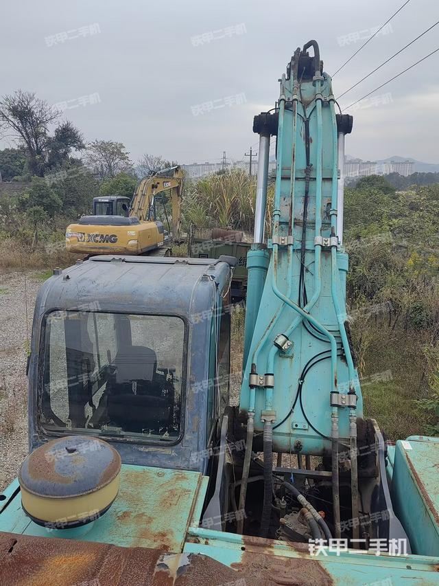 駕駛室頂部(整機(jī)外觀) 駕駛室頂部(整機(jī)外觀)