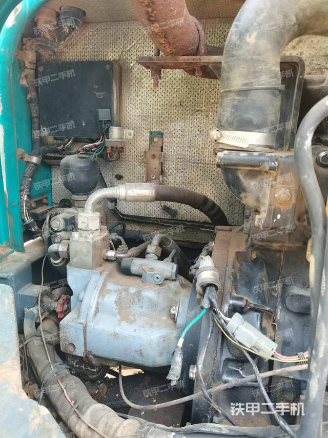 液壓泵艙室正面整體（整機(jī)外觀）