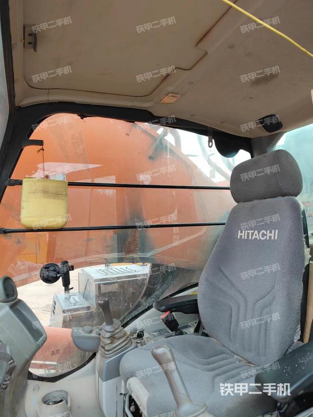 駕駛室整體(整機(jī)外觀) 駕駛室整體(整機(jī)外觀)