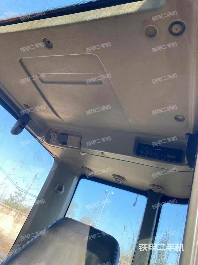 駕駛室頂部(整機(jī)外觀) 駕駛室頂部(整機(jī)外觀)