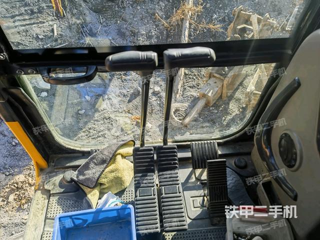 行走控制手柄和踏板?俯拍（駕駛室部分）