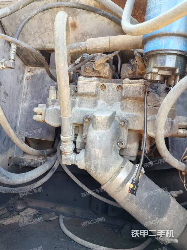 液壓泵艙室正面整體（整機外觀）