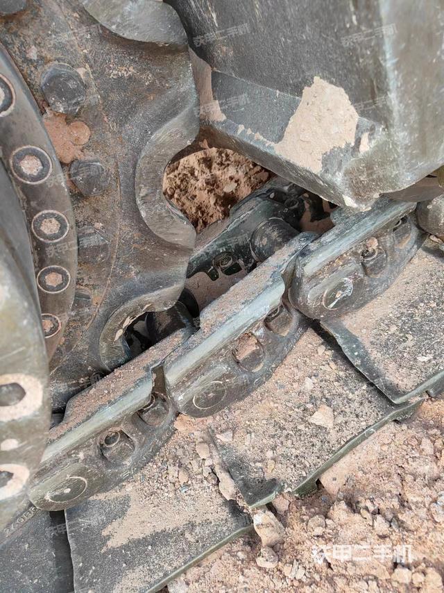 單側(cè)履帶整體(整機(jī)外觀) 單側(cè)履帶整體(整機(jī)外觀)