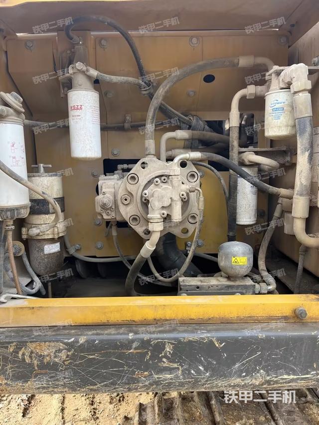 液壓泵艙室正面整體(整機(jī)外觀) 液壓泵艙室正面整體(整機(jī)外觀)