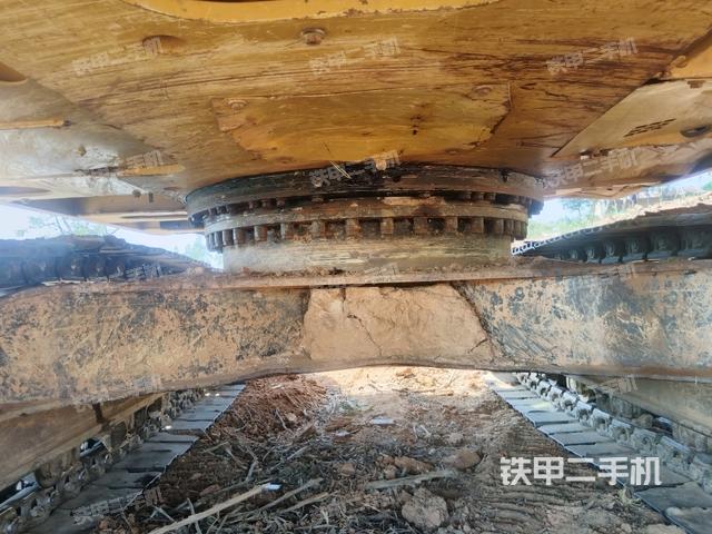 轉(zhuǎn)盤和下車架正前(工作和回轉(zhuǎn)裝置) 轉(zhuǎn)盤和下車架正前(工作和回轉(zhuǎn)裝置)
